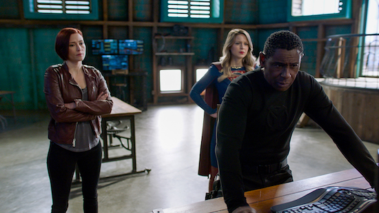 Supergirl -- “Dream Weaver” -- Image Number: SPG609fg_0033r -- Pictured (L-R): Chyler Leigh as Alex Danvers, Melissa Benoist as Supergirl and David Harewood as Hank Henshaw/J’onn J’onzz -- Photo: The CW -- © 2021 The CW Network, LLC. All Rights Reserved.