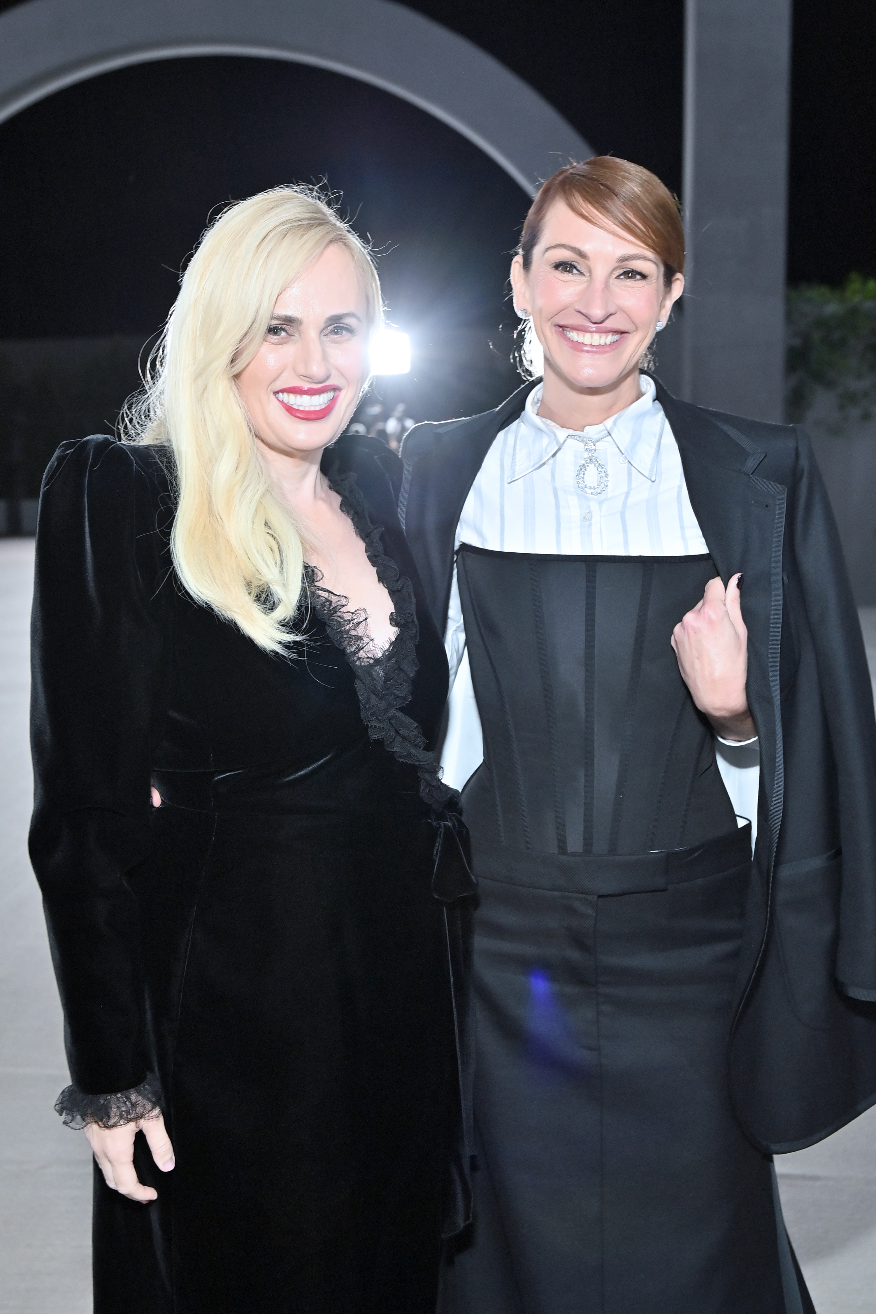 Rebel Wilson and Julia Roberts